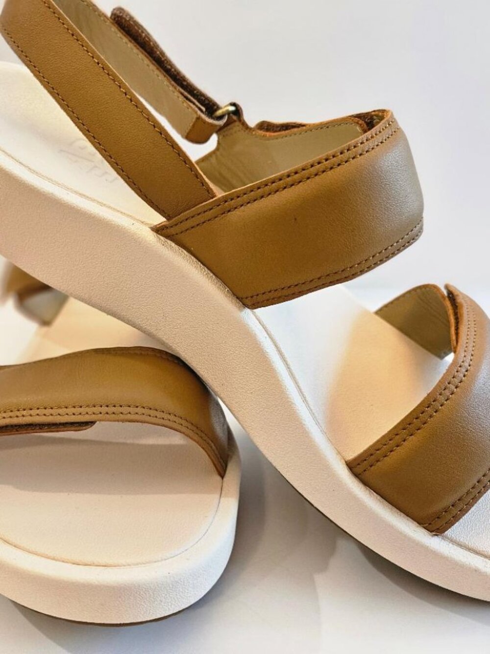 ABEO (Britta) beige/brown leather strappy sandals. Size 10.